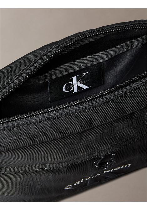 Borsa per fotocamera in nylon con logo in evidenza CALVIN KLEIN | LV04D3117GUB1